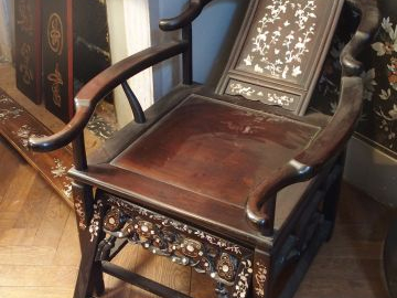 Paire de fauteuils en marqueterie de nacre et acajou avec leur repose 