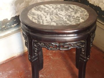 Paire de tabourets en bois sculpté, assise ovale, dessus marbre gris. 