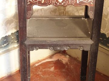 Suite de trois sellettes en bois de rose et incrustations de nacre. De