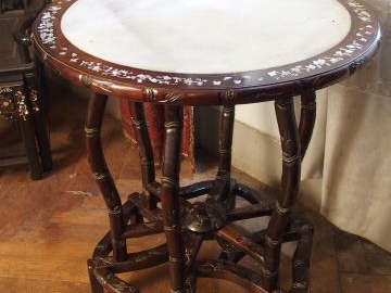 Guéridon en bois de rose sculpté à l'imitation du bambou et marqueteri