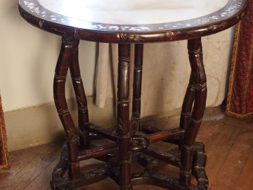 Guéridon en bois de rose sculpté à l'imitation du bambou et marqueteri