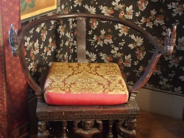 Siège de bonze, à décor de têtes de serpent et de personnages en ronde