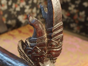 Siège de bonze, à décor de têtes de serpent et de personnages en ronde