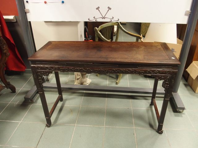 Console de caligraphe en bois de fer, à décor finement sculpté de drag