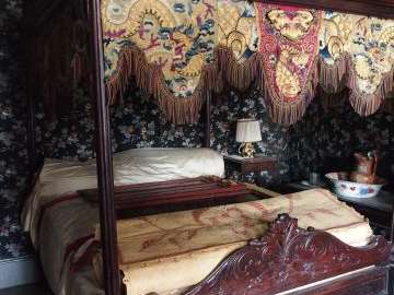 Lit à baldaquin de style Extrême Orient en acajou, garniture de soie à