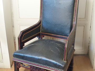 Mobilier de salon de style chinois en bois sculpté polychrome à décor 