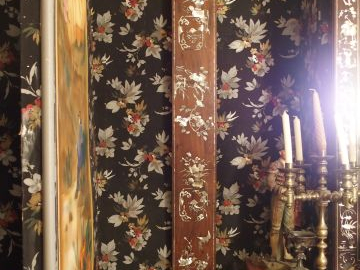 Paire de panneaux en marqueterie de nacre et bois exotique, à décor de