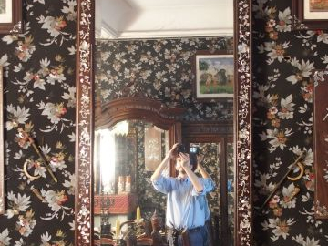 Miroir en marqueterie de nacre et bois de rose, à décor de personnages