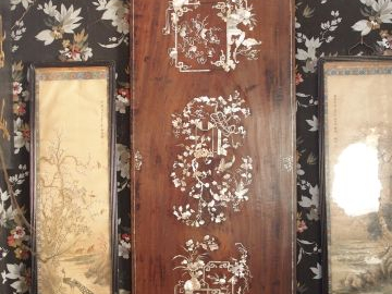 Grand panneau en bois de rose, à décor de vases de fleurs et d'insecte