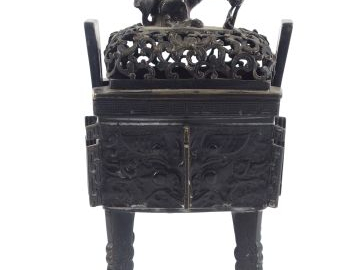 Fanding en bronze à patine brune à décor de chien de Fô. Chine XIXème.