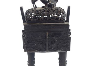 Fanding en bronze à patine brune à décor de chien de Fô. Chine XIXème.