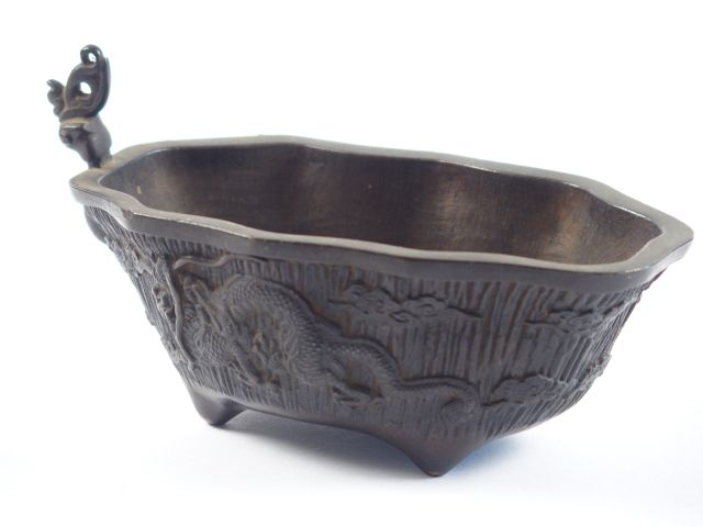 Coupe en bronze à bords polylobés, à décor de tête de phoenix, orné de