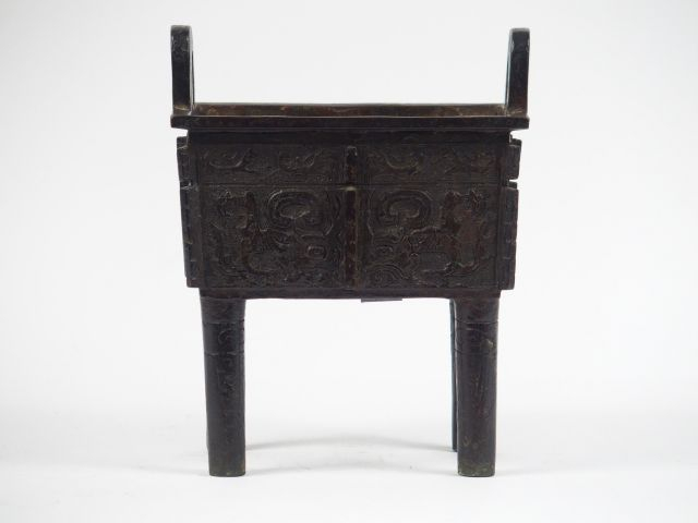 Brule parfum de type Fanding en bronze, de belle patine brune à décor 