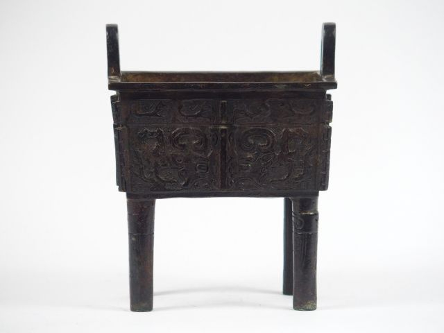 Brule parfum de type Fanding en bronze, de belle patine brune à décor 