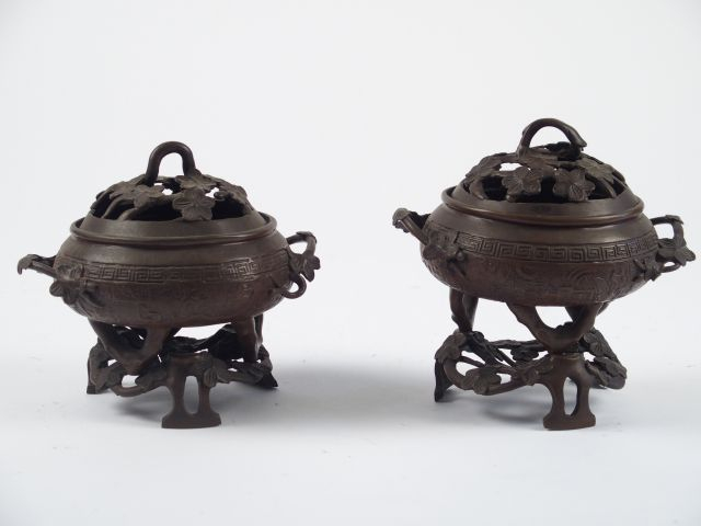 Paire de brule parfums et leurs présentoirs en bronze, Chine du Sud, d