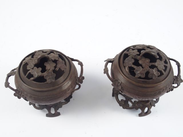 Paire de brule parfums et leurs présentoirs en bronze, Chine du Sud, d