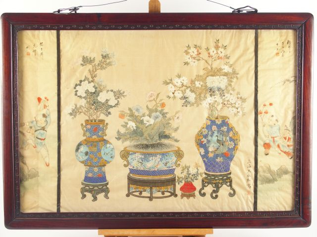 Belle peinture sur soie à décor d'objets mobiliers, d'enfants et de co
