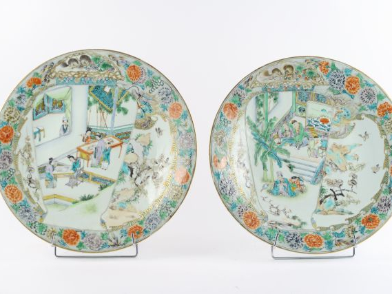 Deux plats XIXème en porcelaine du Canton, pseudo famille verte, à déc
