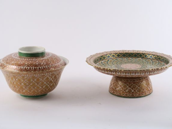 Coupe couverte et un présentoir en porcelaine de Chine XIXème, en roug