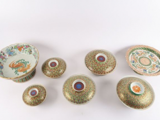 Vente aux enchères Grande coupe sur piédouche, un présentoir, 5  coupes couvertes, décor 