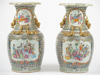 Vente aux enchères Paire de vases balustres en porcelaine de Canton XIXème, décor de scèn