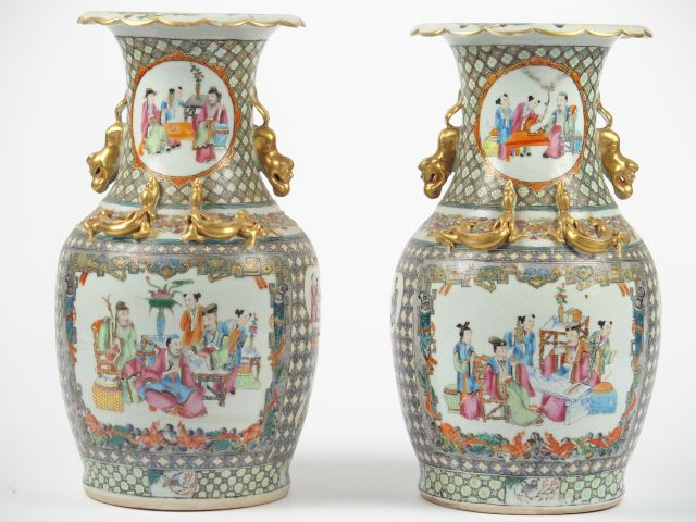 Paire de vases balustres en porcelaine de Canton XIXème, décor de scèn