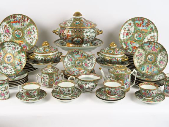Service de table XIXème en porcelaine polychrome de Canton à décor dan
