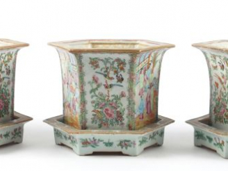 Vente aux enchères Suite de trois jardinières et leurs présentoirs XIXème en porcelaine p