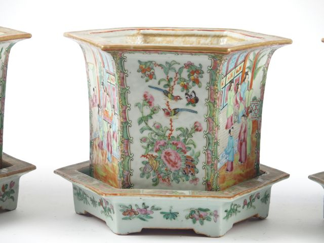 Suite de trois jardinières et leurs présentoirs XIXème en porcelaine p