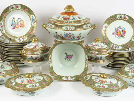 Service de table XIXème en porcelaine de Canton à décor de dignitaires