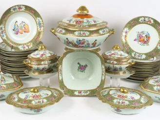 Vente aux enchères Service de table XIXème en porcelaine de Canton à décor de dignitaires