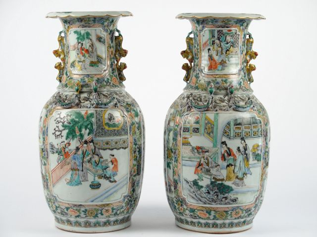 Paire de vases fin XIXème en porcelaine de Canton. H. 45 cm