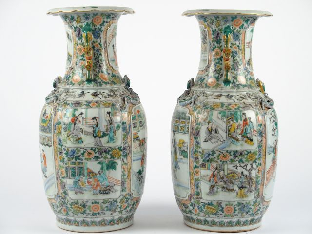 Paire de vases fin XIXème en porcelaine de Canton. H. 45 cm