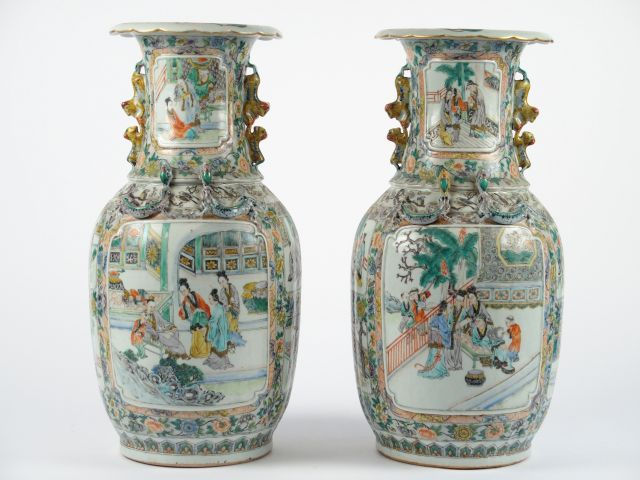 Paire de vases fin XIXème en porcelaine de Canton. H. 45 cm