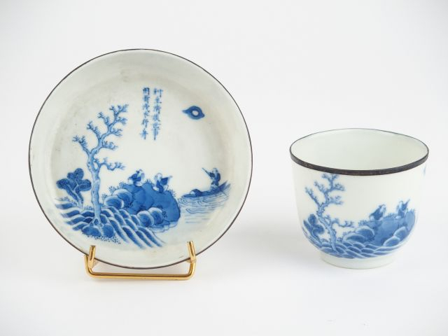 Bol et coupe en porcelaine de Hué. 4,5 et 10 cm