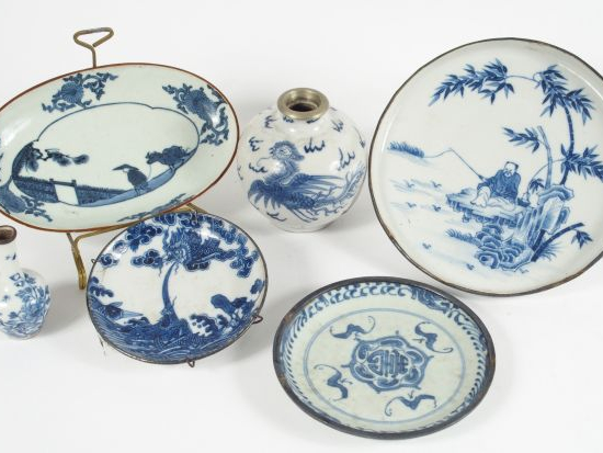 Lot de 4 coupes, un petit globulaire et un vase en porcelaine de Hue b