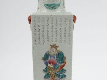 Vase quadrangulaire en porcelaine et émaux famille rose à décor de per