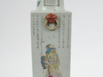 Vase quadrangulaire en porcelaine et émaux famille rose à décor de per