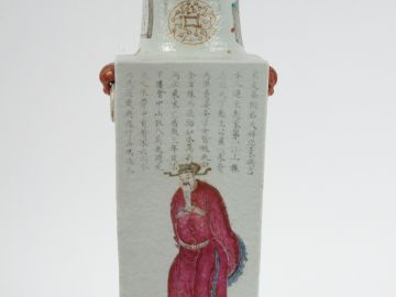 Vase quadrangulaire en porcelaine et émaux famille rose à décor de per