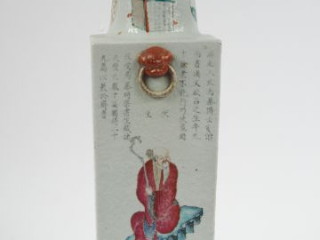 Vase quadrangulaire en porcelaine et émaux famille rose à décor de per