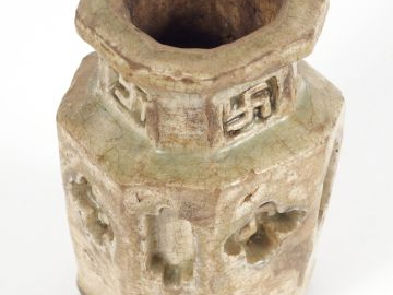 Vase en céramique et émail céladon de forme ortogonale, décor de svast