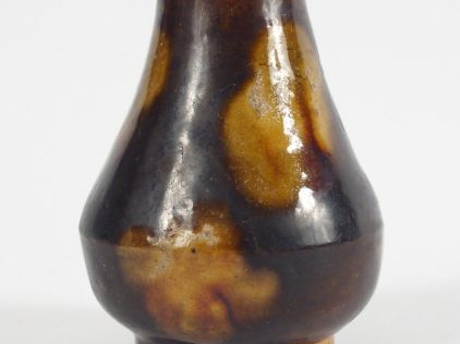 Petit vase Hu en céramique et émail brun beige.  Chine époque Tang. H.