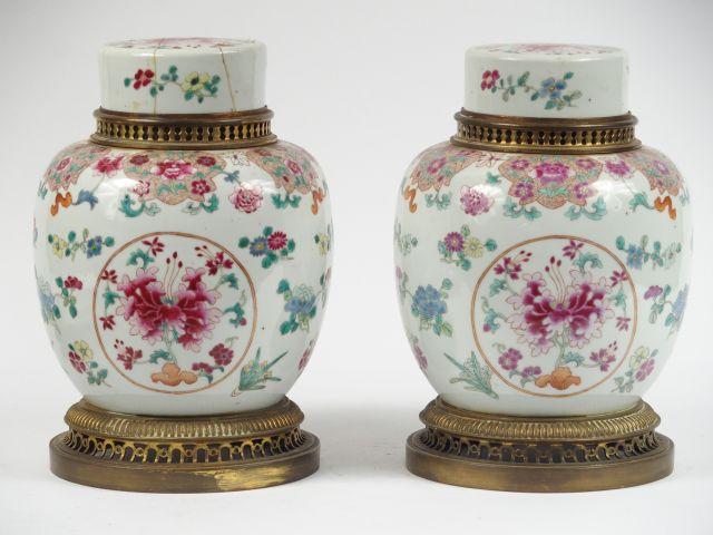 Paire de pots à gimgembre couverts, porcelaine et émaux de la famille 