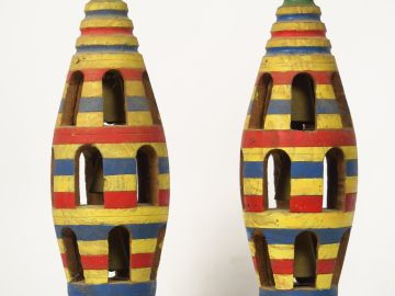 Paire de surjougs en bois polychrome. H. 51 cm