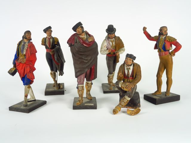 Six personnages fin XIXème figurant des matadors espagnols en terre cu