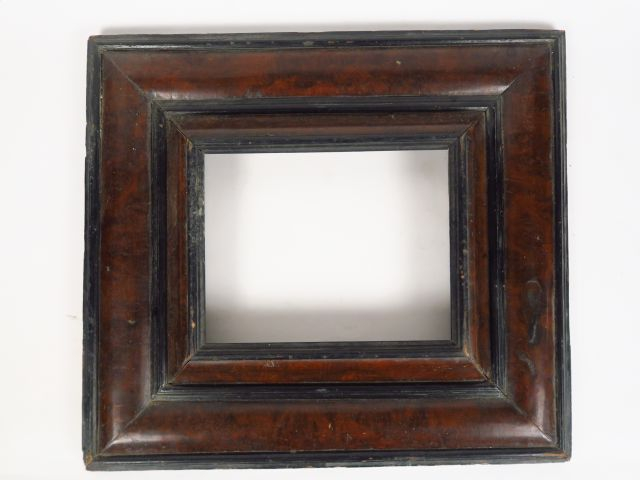 Cadre en en placage de noyer et bois noirci Louis XIII. Dim. 51 x 45,5