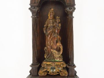 Sculpture XVIIème en bois polychrome dans une niche de style gothique 