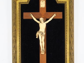 Crucifix XIXe en ivoire scuplté dans un cadre en bois et stuc doré à d