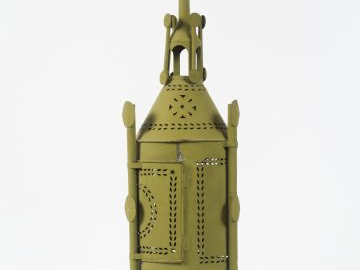 Lanterne de procession fin XIXème début XXème en tôle peinte. H. 70 cm