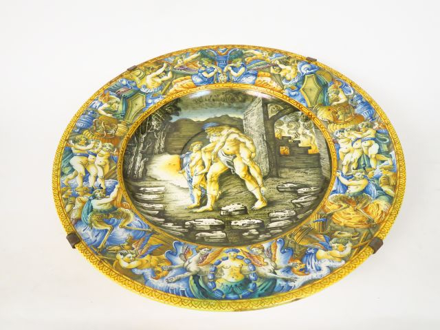 Grand plat XIXème en faïence polychrome, à décor d'une scène mythologi